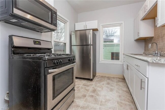 property at 1541 Lakewood Ave