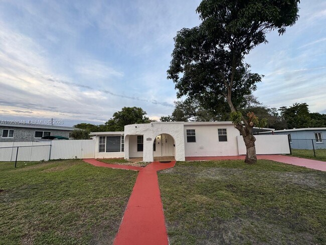 6485 Miramar Pkwy in Miramar, FL - Building Photo - Building Photo
