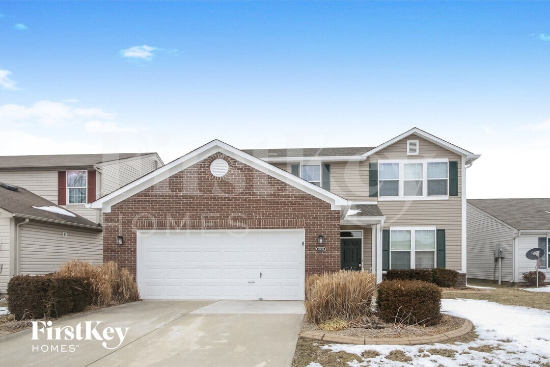 10498 Wintergreen Way in Indianapolis, IN - Foto de edificio