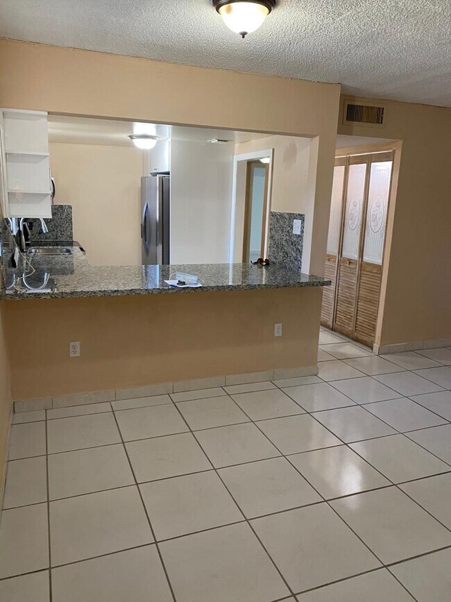 40 NW 87th Ave in Miami, FL - Building Photo - Building Photo