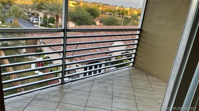 3120 N Pine Island Rd in Sunrise, FL - Building Photo - Building Photo