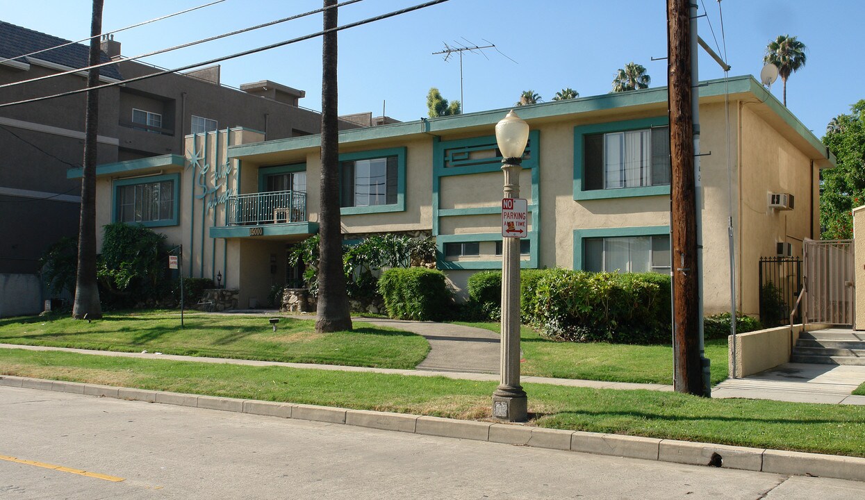 Starlight Apartments in Sherman Oaks, CA - Building Photo