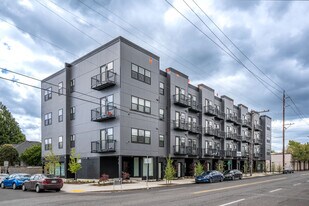 Janie Apartments - Free internet! in Portland, OR - Building Photo