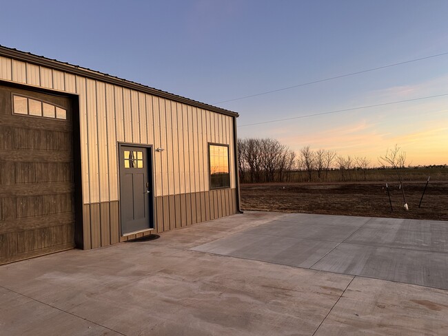 94089 Greer Rd, Unit 1 in Medford, OK - Foto de edificio - Building Photo