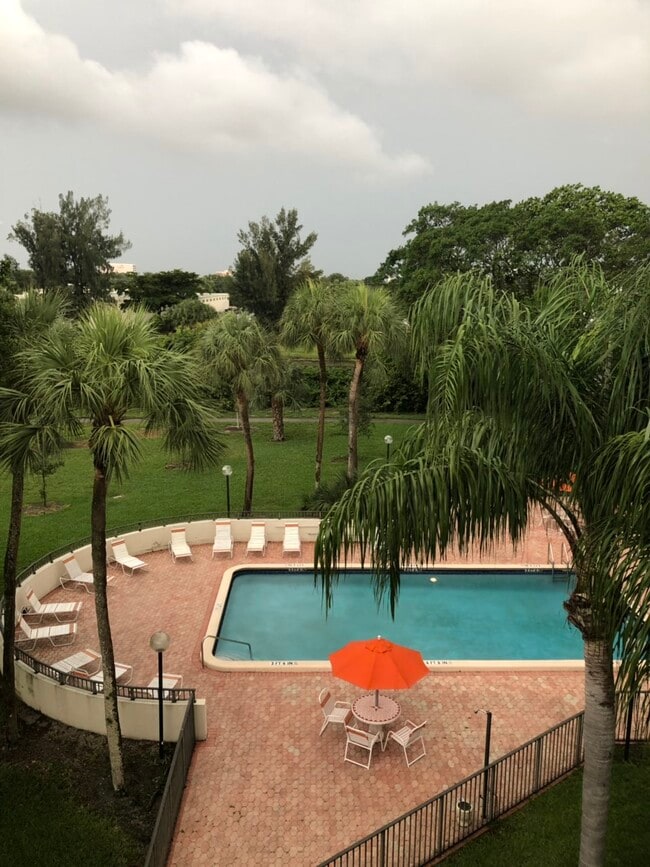 2312 S Cypress Bend Dr in Pompano Beach, FL - Building Photo - Building Photo