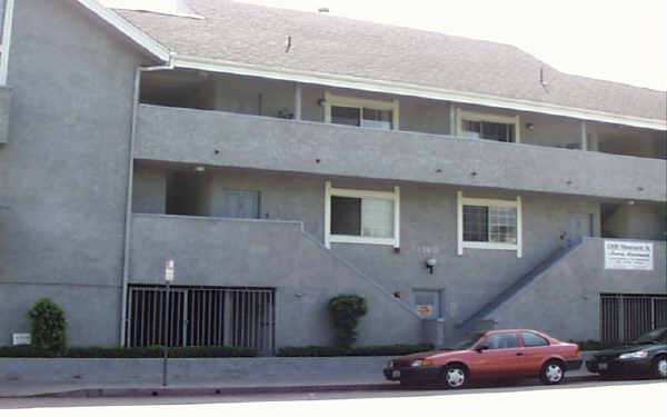 13610 Moorpark St in Sherman Oaks, CA - Foto de edificio - Building Photo