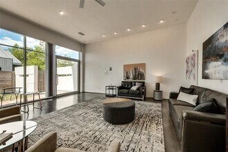 30 Vanguard Way in Dallas, TX - Building Photo - Building Photo