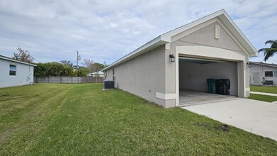 771 SE Starflower Ave in Port St. Lucie, FL - Building Photo - Building Photo