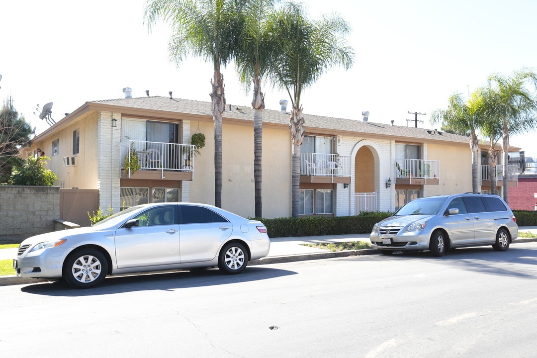 Diplomat Apartments in Tustin, CA - Building Photo