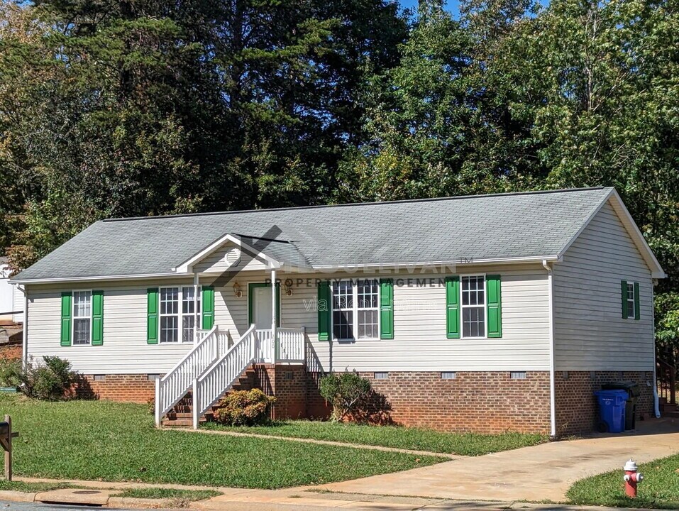 200 Belle Ct in Mebane, NC - Building Photo
