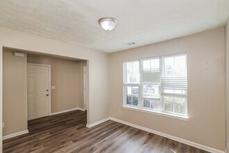 9422 Lakeview Rd, Unit 326 in Union City, GA - Foto de edificio - Building Photo