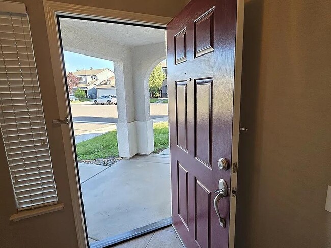 2327 Hearthsong Ct in Riverbank, CA - Building Photo - Building Photo