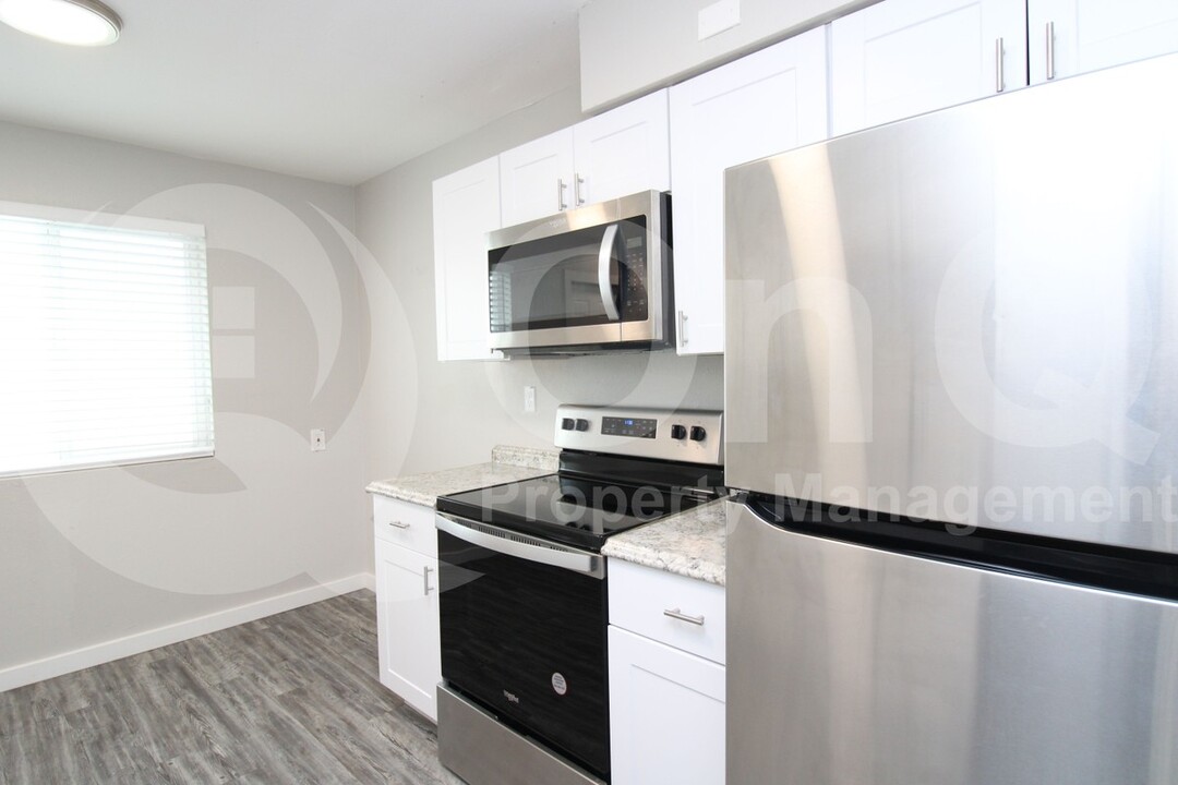 2210 W Devonshire Ave in Phoenix, AZ - Building Photo