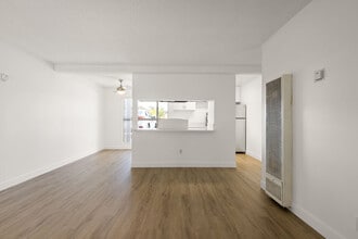 Valle at Fairway in La Mesa, CA - Building Photo - Building Photo