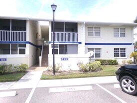 1504 SE Royal Green Cir in Port St. Lucie, FL - Building Photo