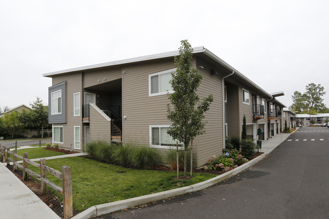 Oakgrove Apartments in Newberg, OR - Building Photo - Building Photo