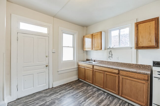 657 W King St, Unit Apt. 2 in York, PA - Foto de edificio - Building Photo