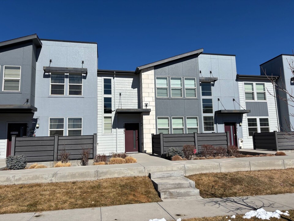 16131 E Bolling Dr in Denver, CO - Building Photo