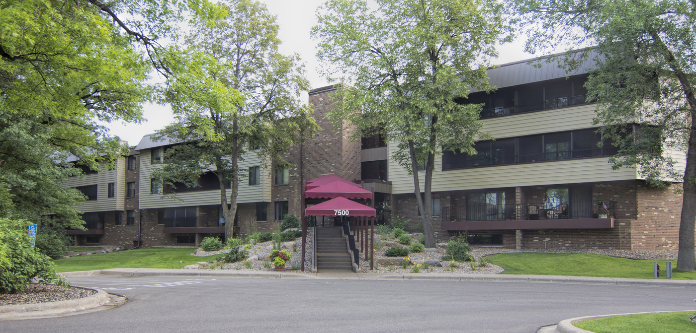 Windwood Condominiums in Edina, MN - Foto de edificio