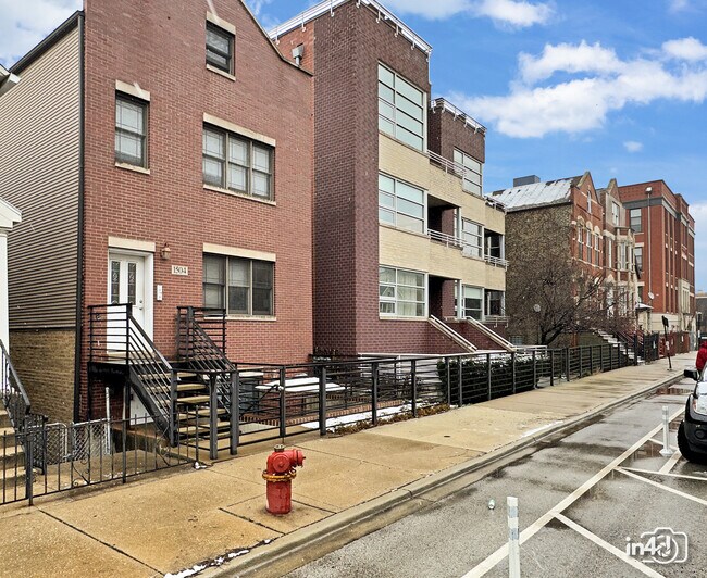 1504 W Augusta Blvd in Chicago, IL - Building Photo - Building Photo