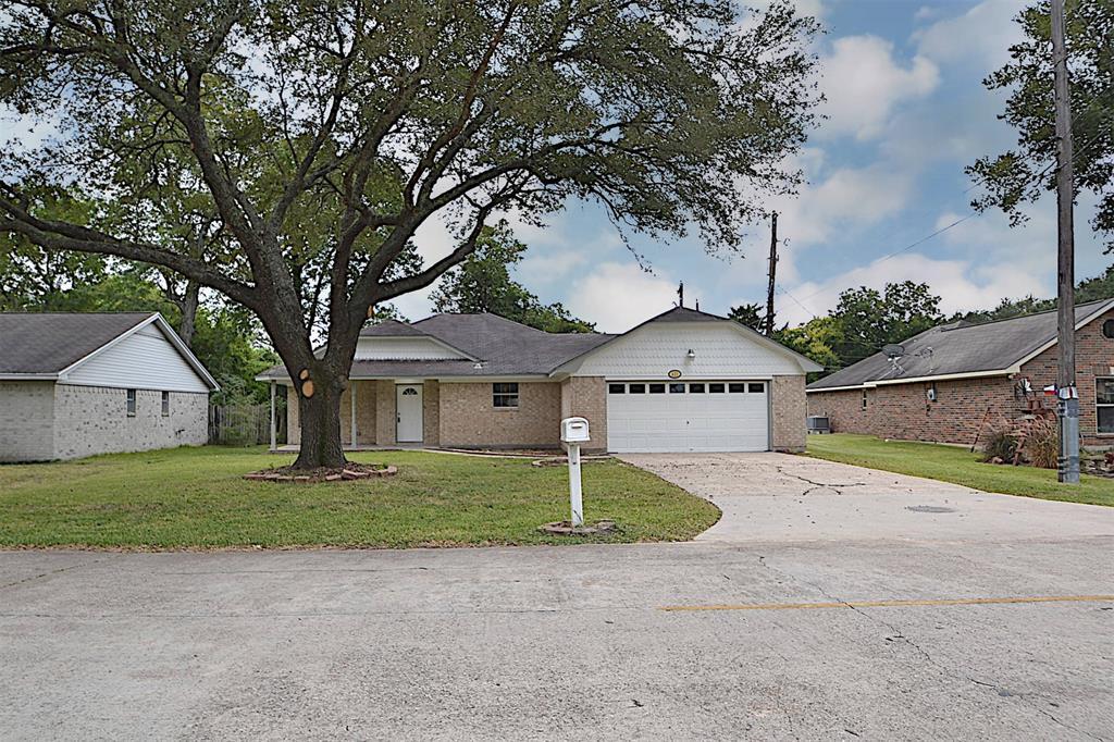 423 Highland Woods Dr in Highlands, TX - Building Photo