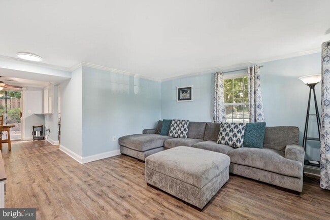 property at 33 Devon Ct