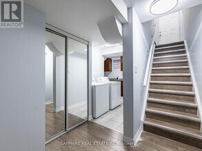 325 Trudeau Dr in Milton, ON - Building Photo - Building Photo