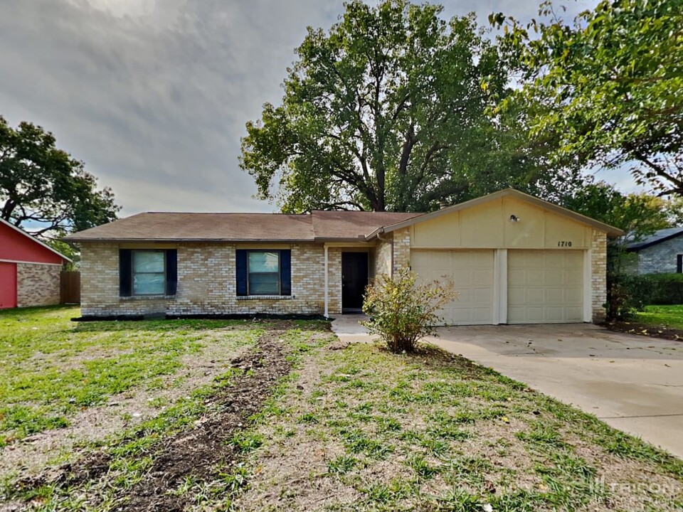 1710 Palmwood Trail in Arlington, TX - Building Photo