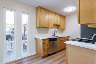 2347 Pacheco St in Concord, CA - Foto de edificio - Interior Photo