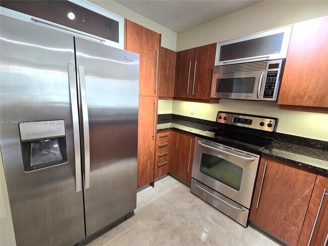 7355 SW 89th St, Unit 705N in Miami, FL - Foto de edificio - Building Photo