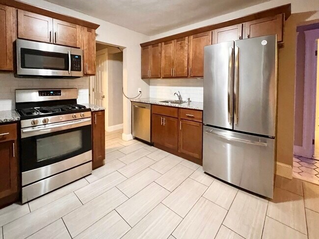 128 Lawrence St in Medford, MA - Building Photo - Building Photo