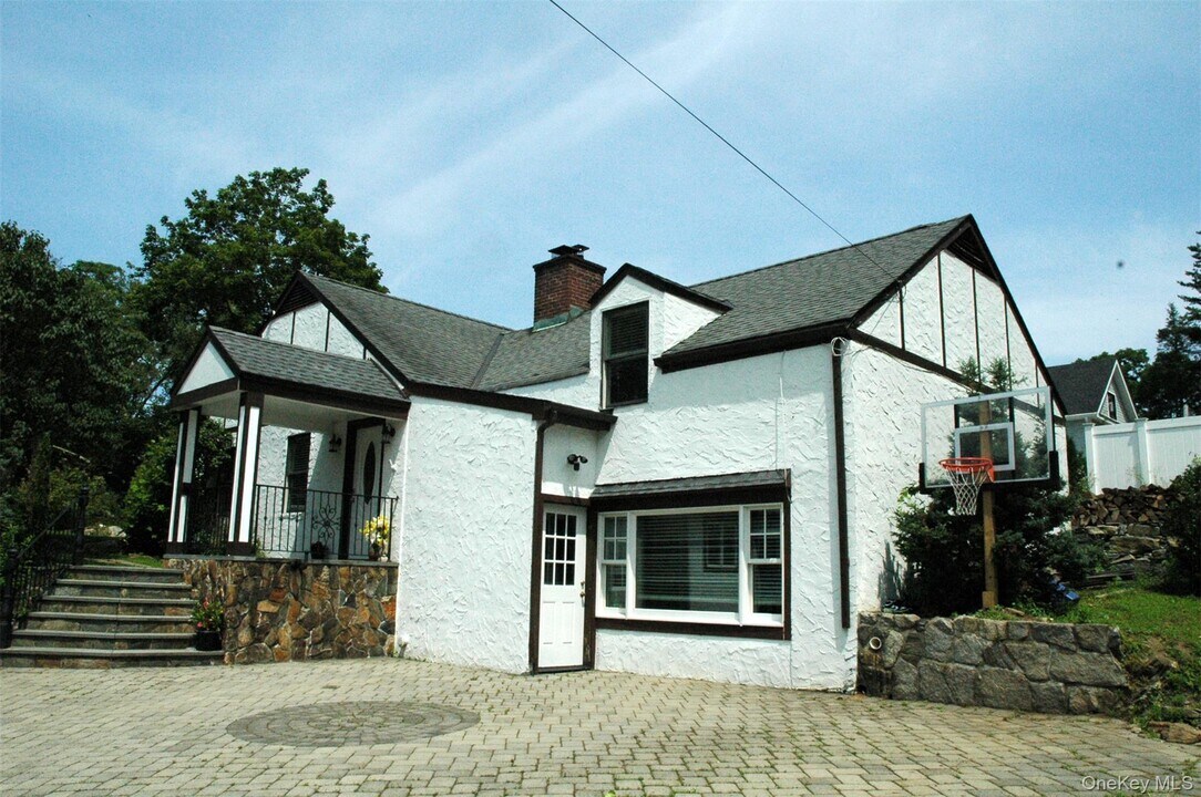 20 Annadale St in Armonk, NY - Building Photo