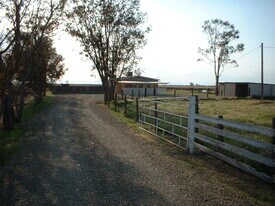 15057 Delta Rd in Los Banos, CA - Building Photo