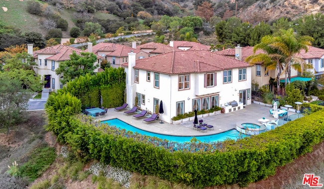 2752 N Stone View Ct in Los Angeles, CA - Building Photo - Building Photo