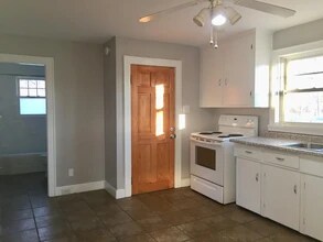 144 S Maple St, Unit First foor in Manchester, NH - Building Photo - Building Photo