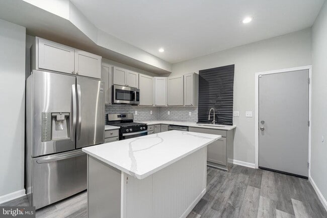 property at 1733 E Lafayette Ave