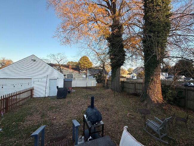 1544 Nelms Ave in Norfolk, VA - Foto de edificio - Building Photo