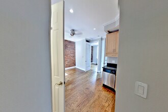 326 E 35th St in New York, NY - Building Photo - Building Photo