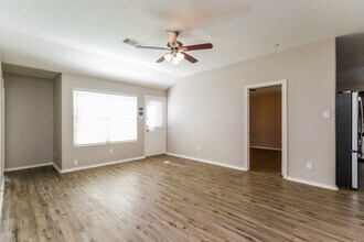 816 Lightningbug Ln, Unit Apt. 8 in Conroe, TX - Building Photo - Building Photo