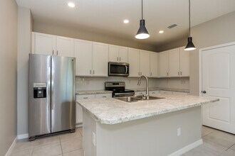 11237 Gold Compass St in Gibsonton, FL - Foto de edificio - Building Photo