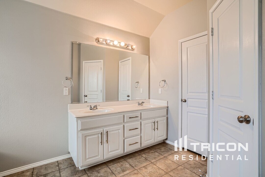 305 Hidden Lake Ct in Burleson, TX - Building Photo