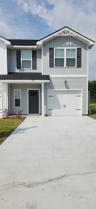 193 1st St in Hinesville, GA - Building Photo