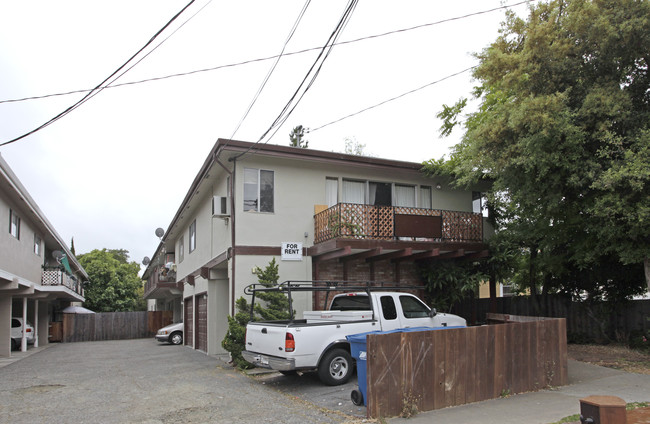 Red Oak Apartments in Redwood City, CA - Foto de edificio - Building Photo