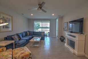 14632 Edgewater Cir in Naples, FL - Building Photo