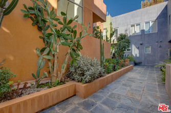 900 N W Knoll Dr in West Hollywood, CA - Building Photo - Building Photo