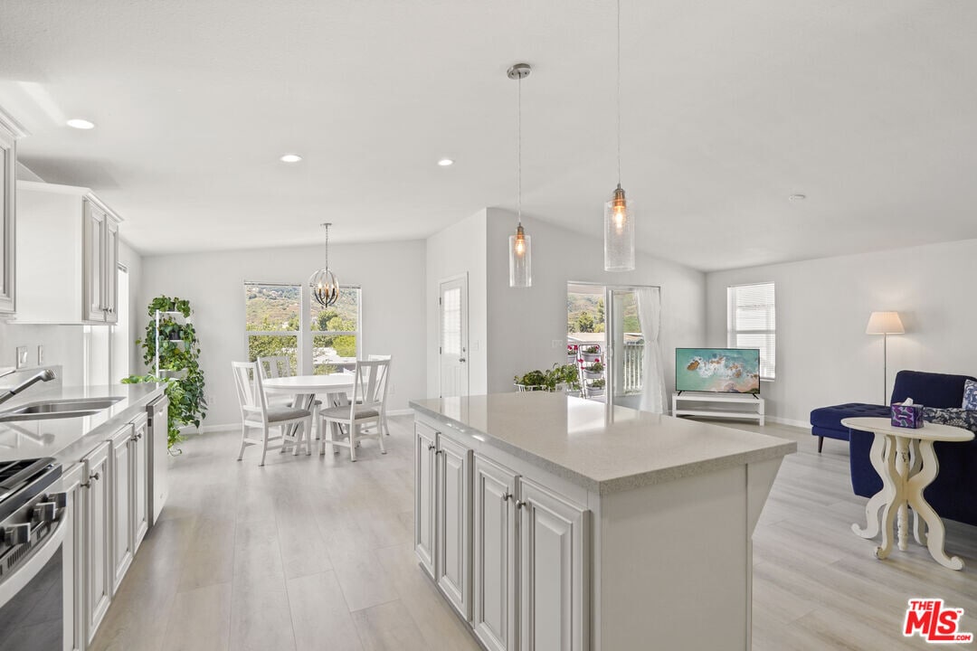 30473 Mulholland Hwy in Agoura Hills, CA - Building Photo