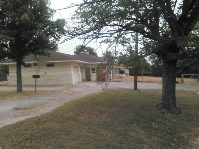 2222 Lucas Rd in Weatherford, TX - Foto de edificio - Building Photo