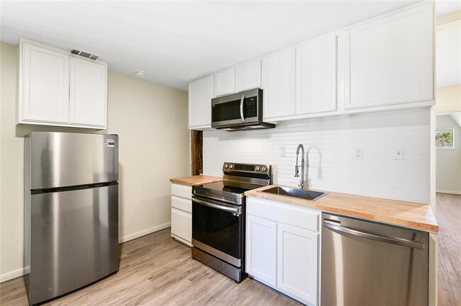 1011 W 10th St in Houston, TX - Building Photo - Building Photo