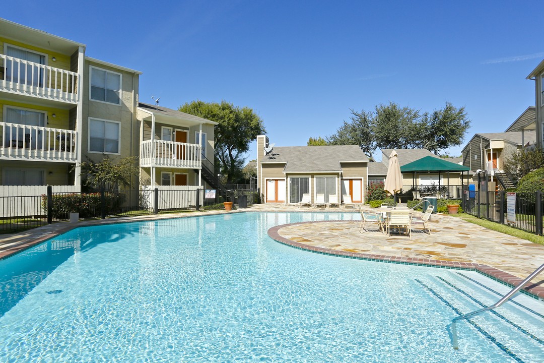 Parkway And Parkgreen On Bellaire in Houston, TX - Building Photo