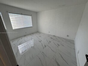 158 Lakeview Dr in Weston, FL - Foto de edificio - Building Photo